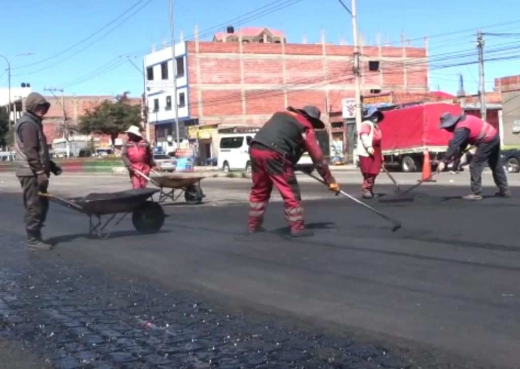 Obreros Con Maquinaria Pesada Bachean La Avenida Bolivia Para Mejorar