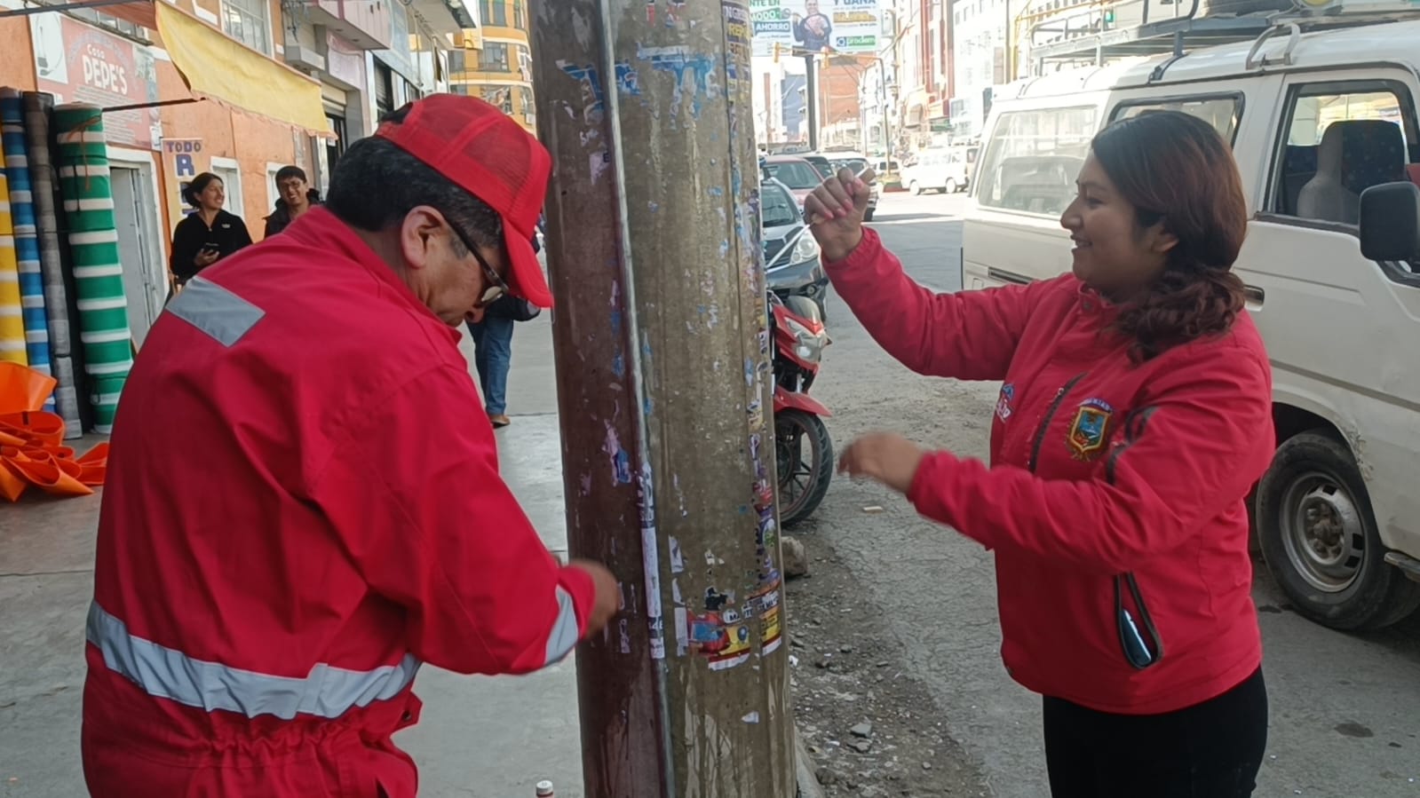 Subalcaldía del Distrito 12 retira publicidad impresa de la avenida 6