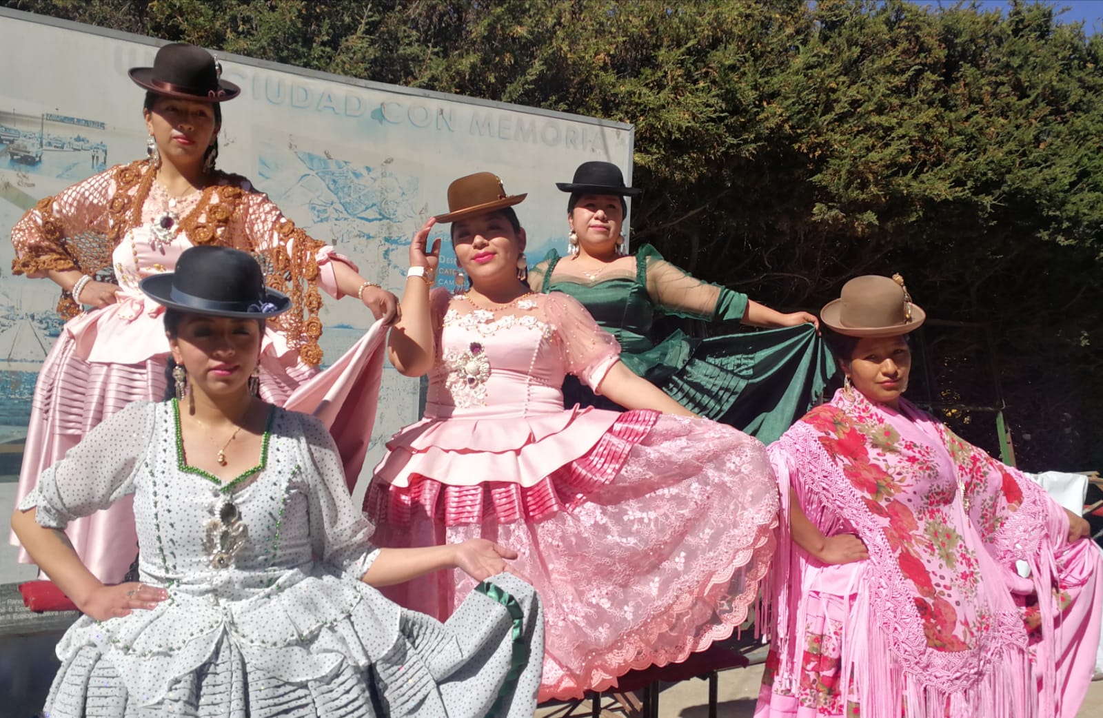 Artístico gastar Festival Más de 80 artesanas expondrán ropa habitual, de gala y de novia para  cholitas en la plaza Libertad | Prensa Eva Copa