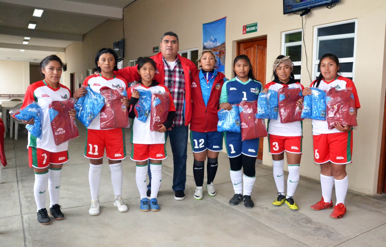 Alcaldía apoya indumentaria deportiva a la selección fútbol de salón femenino que en torneo nacional | Prensa Eva Copa